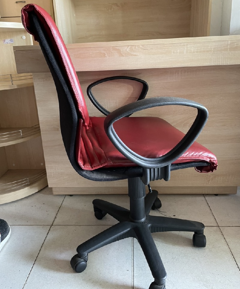 ghế xoay văn phòng cũ bọc simili màu đỏ