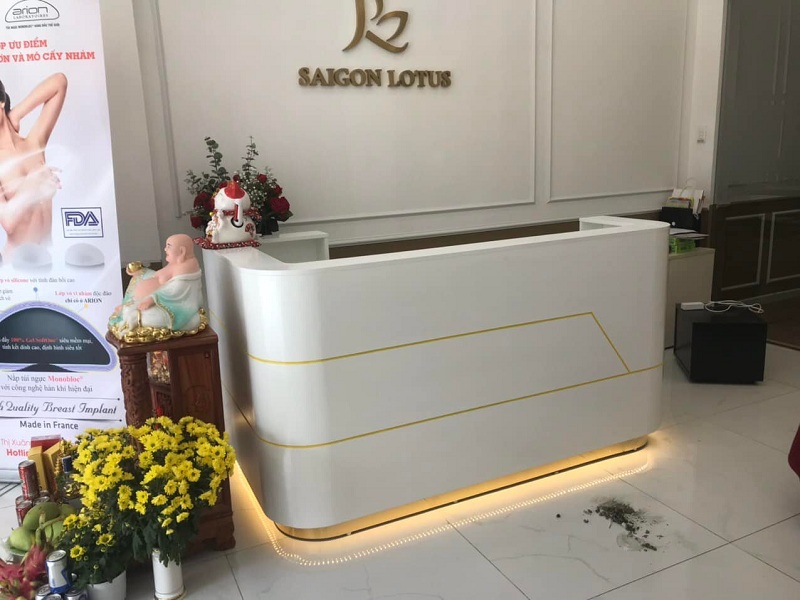 Mẫu quầy thu ngân chữ G cao cấp full trắng có đèn