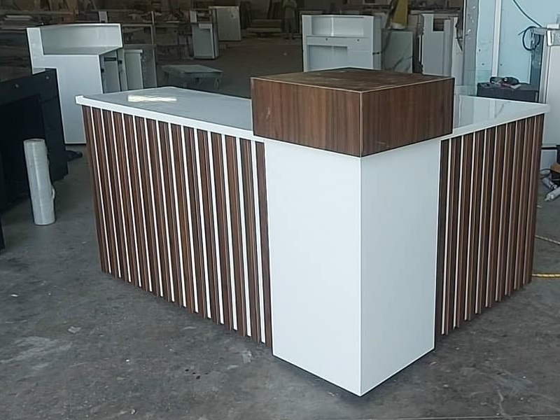 Mẫu bàn thu ngân trắng ốp gỗ nâu