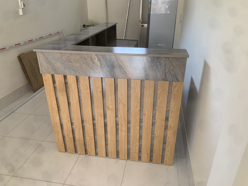 Mẫu quầy thu ngân chữ L giả vân đá ốp vân gỗ