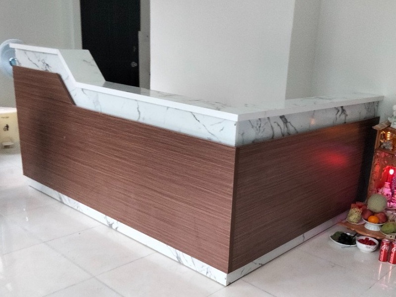 Mẫu quầy thu ngân chữ L vân đá cho khách sạn