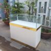 Tủ kính trưng bày 1m2 x 50cm trắng viền vàng