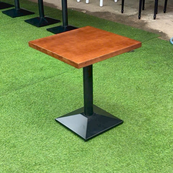 Bàn cafe vuông mặt gỗ công nghiệp chân sắt sơn tĩnh điện