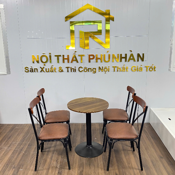 Bộ bàn ghế cafe mới gồm bàn tròn gỗ và 4 ghế sắt bọc nệm da màu nâu sang trọng