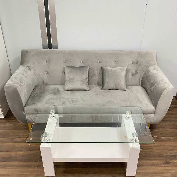 Sofa nỉ nhung màu xám kèm bàn kính trắng hiện đại, thiết kế sang trọng cho phòng khách.