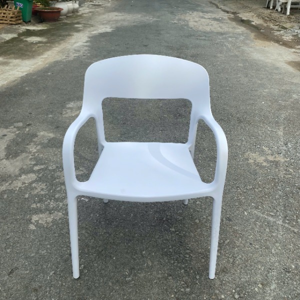 Ghế nhựa trắng lưng hở, có tay vịn, kiểu dáng tối giản và chắc chắn
