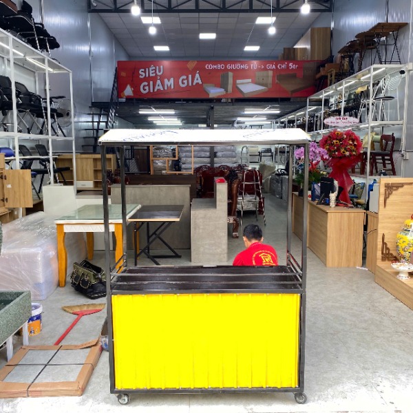 Quầy bán hàng lưu động khung sắt mặt gỗ màu vàng