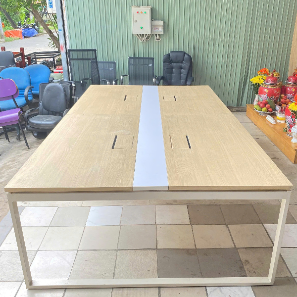 Bàn họp gỗ sáng 1m6x2m8, chân sắt sơn tĩnh điện, có hộp điện âm bàn – Hàng thanh lý