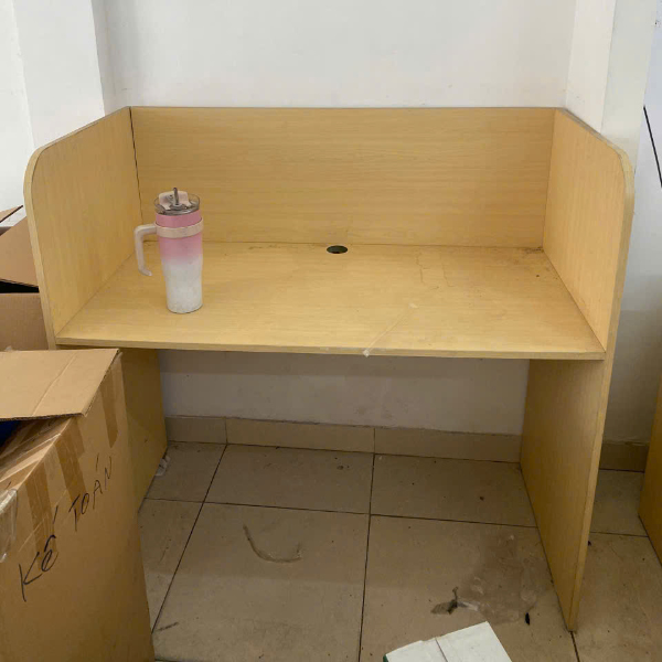 Bàn làm việc gỗ công nghiệp khung sắt sơn tĩnh điện, thiết kế đơn giản có vách chắn phía trước