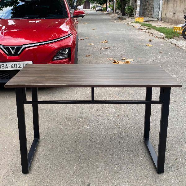 Bàn làm việc chân sắt mặt gỗ nâu thiết kế tối giản hiện đại