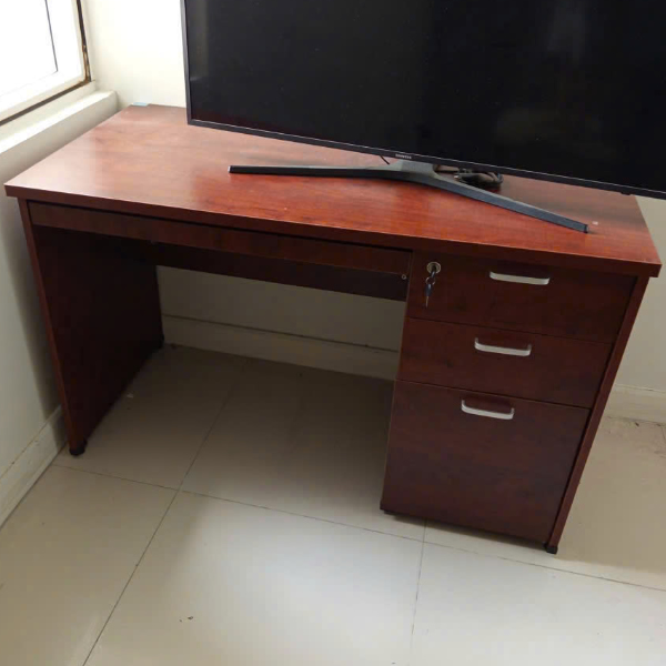 Bàn làm việc gỗ công nghiệp nâu cánh gián có hộc tủ 3 ngăn kéo, 1 ngăn khóa tiện lợi