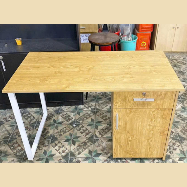 Bàn làm việc gỗ công nghiệp có hộc tủ khóa vân gỗ sáng hiện đại