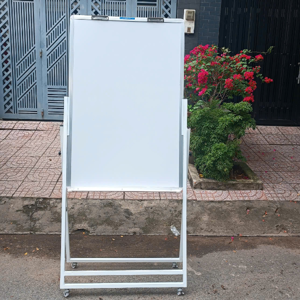 Bảng từ trắng 2 mặt có bánh xe di chuyển linh hoạt.