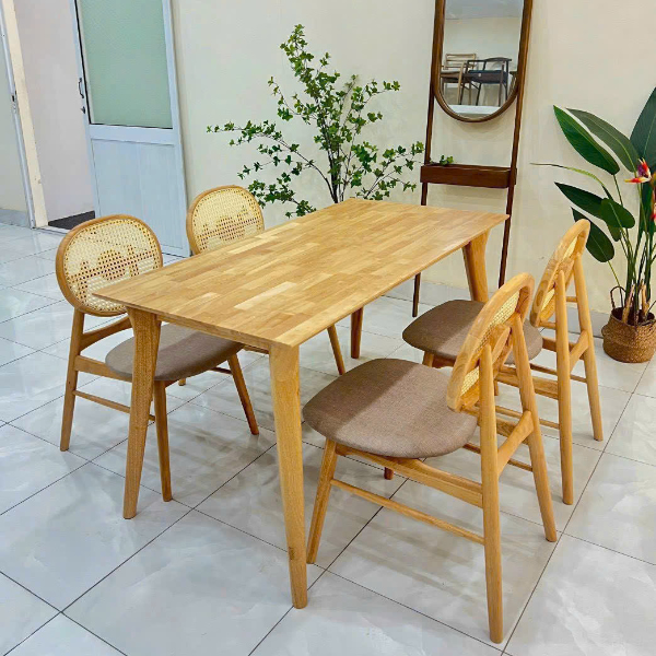Bộ bàn ăn gỗ tự nhiên 4 ghế với tựa mây đan và nệm êm hiện đại