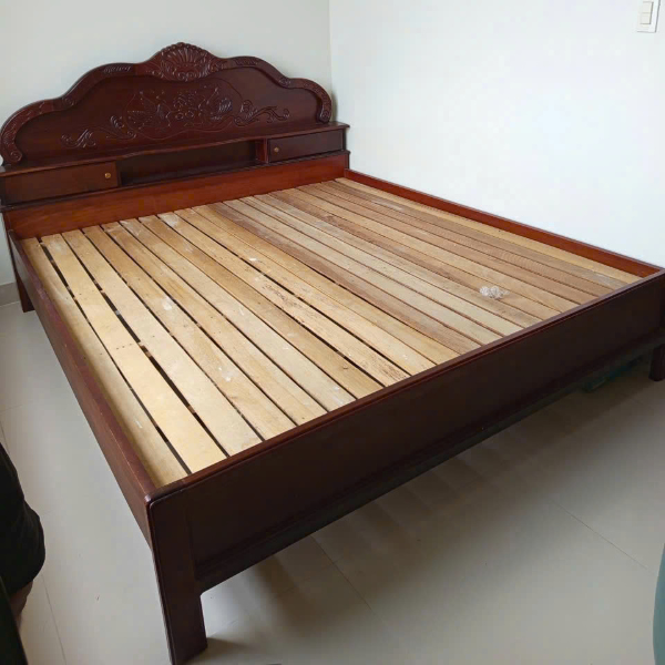 Giường gỗ căm xe tự nhiên 1m8 x 2m, đầu giường chạm khắc hoa văn tinh xảo, màu nâu cánh gián sang trọng
