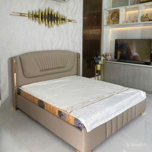 Giường ngủ bọc da cao cấp màu be với viền kim loại sáng bóng hiện đại