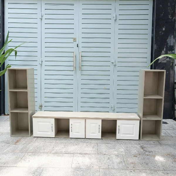 Kệ tivi gỗ công nghiệp kèm 2 tủ kệ trưng bày hiện đại.