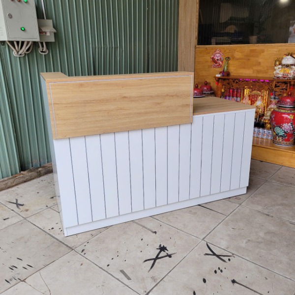 Quầy lễ tân gỗ công nghiệp phối trắng vân gỗ sáng hiện đại