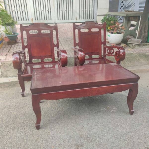 Bộ salon gỗ cổ điển 2 ghế và 1 bàn màu cánh gián.