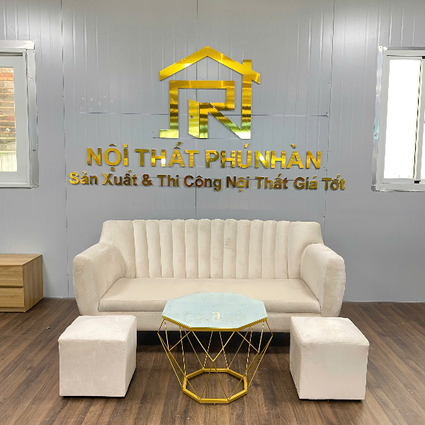 Bộ sofa nỉ trắng hiện đại gồm sofa băng, 2 ghế đôn và bàn trà khung vàng.