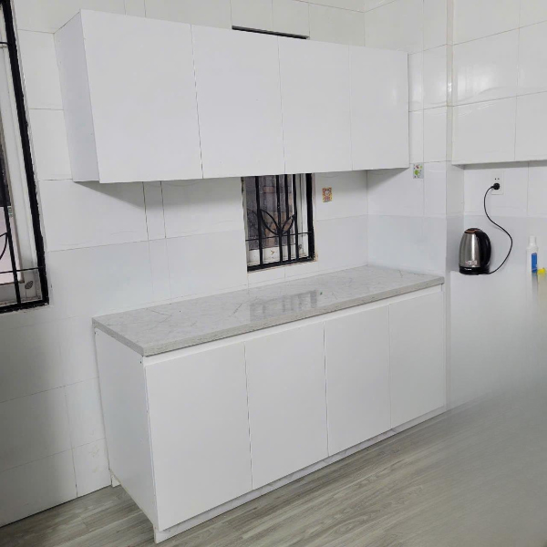 Tủ bếp gỗ công nghiệp màu trắng kèm mặt đá marble hiện đại.