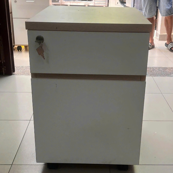 Tủ hồ sơ cabin mini màu trắng có khóa, thiết kế gọn gàng.