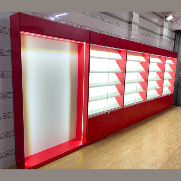 Tủ trưng bày đỏ kính cường lực có đèn LED, thiết kế hiện đại cho showroom và cửa hàng.