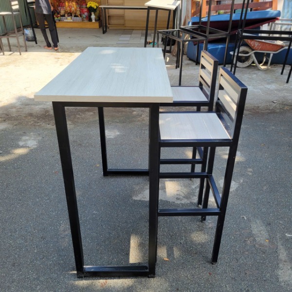 Bộ bàn ghế bar chân sắt mặt gỗ màu sáng thanh lý hiện đại chắc chắn dùng cho quán cà phê