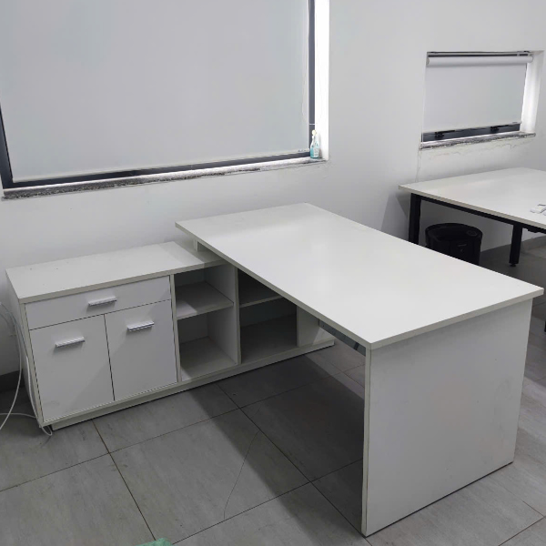 Bàn giám đốc góc L kèm tủ phụ màu trắng thanh lý hiện đại