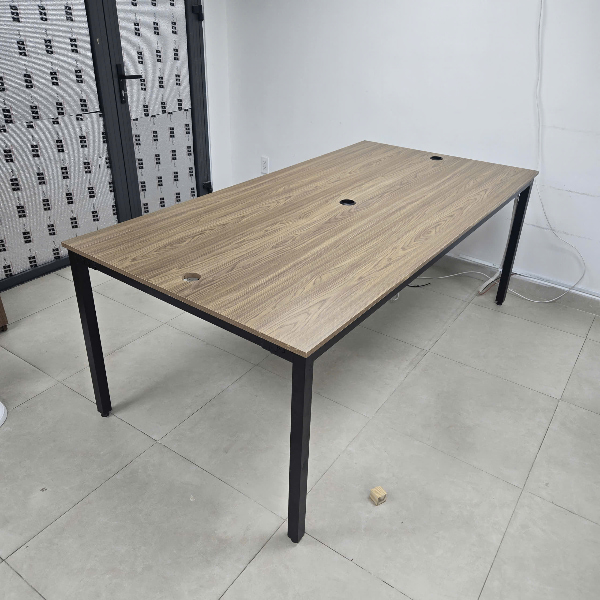 Bàn họp văn phòng thanh lý kích thước 1m1 x 2m khung sắt sơn đen