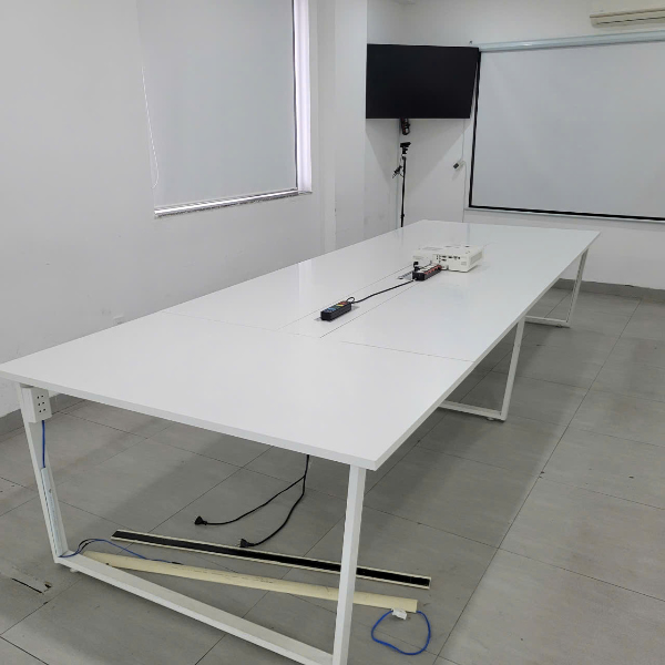 Bàn họp văn phòng màu trắng thanh lý khung sắt sơn tĩnh điện