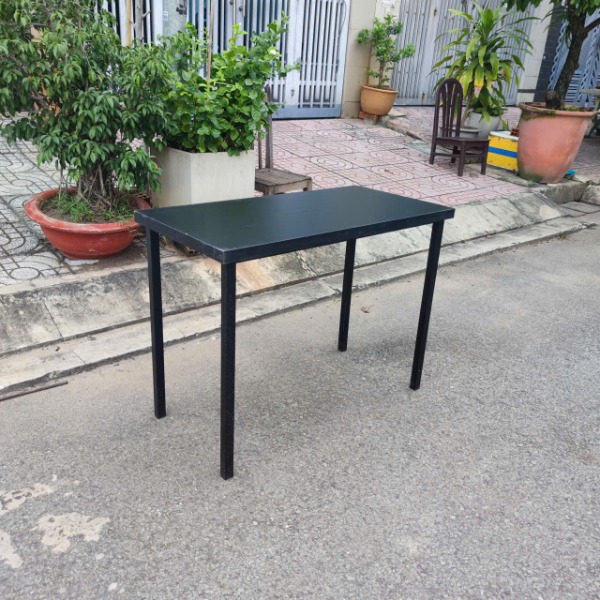Bàn làm việc chân sắt mặt gỗ đen thanh lý kích thước 1m x 50cm nhỏ gọn hiện đại