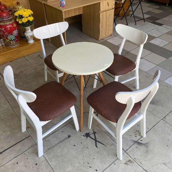 Bộ bàn ghế cafe gỗ phối nệm da nâu phong cách Bắc Âu, nhỏ gọn và tinh tế