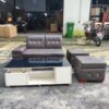 Bộ sofa da nâu kèm bàn mặt kính đen thanh lý gồm ghế băng và hai đôn hiện đại