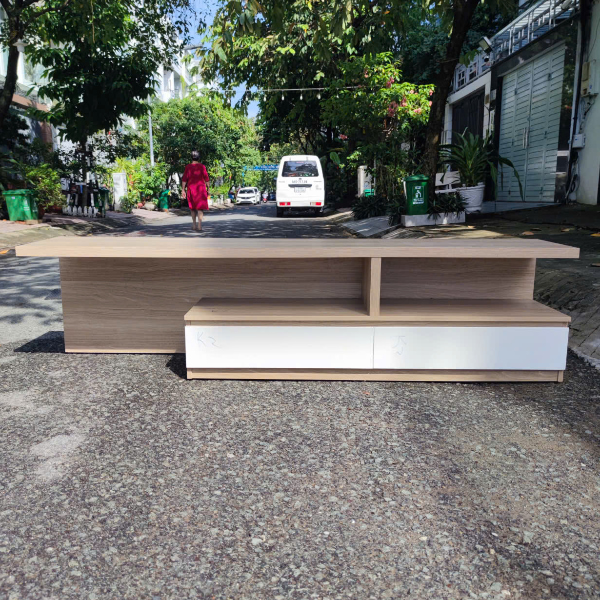 Kệ tivi gỗ phối trắng thiết kế hiện đại, ngăn kéo tiện dụng cho phòng khách