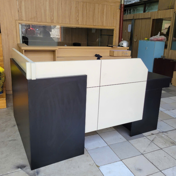 Quầy lễ tân gỗ MDF phủ Melamine phối màu đen kem thiết kế hiện đại sang trọng