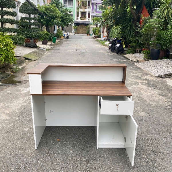 Quầy lễ tân 1m2 gỗ MDF màu trắng phối nâu có hộc kéo và tủ khoá thiết kế hiện đại