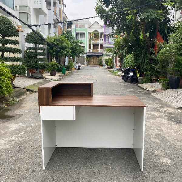 Quầy lễ tân 1m2 gỗ MDF màu trắng phối nâu có ngăn kéo tiện dụng
