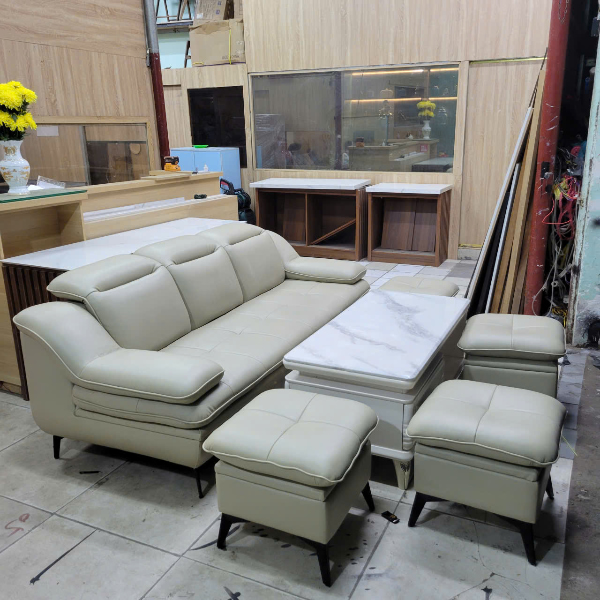Bộ sofa da thanh lý kèm bàn mặt đá sang trọng hiện đại gồm sofa 3 chỗ và 3 đôn nhỏ màu kem sữa