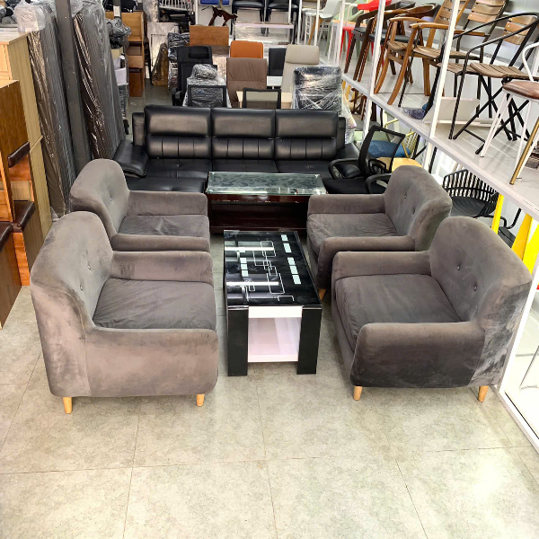 Bộ sofa nỉ xám chân gỗ phong cách hiện đại, thích hợp cho phòng khách và quán cà phê