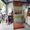 Tủ kính trưng bày thanh lý kích thước 75 x 1m82 x 40 khung gỗ viền nâu 3 tầng kính